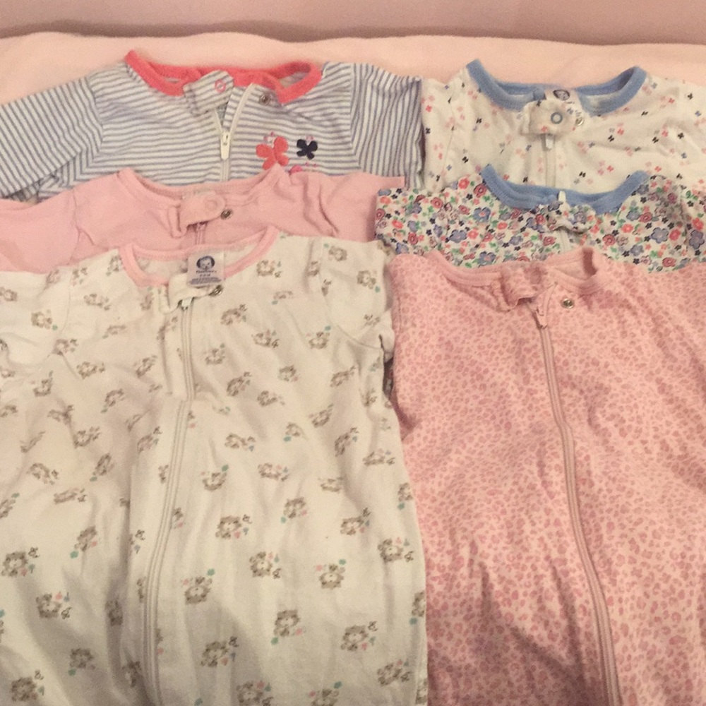 10 zipup pjs. 6 pair Gerber 6-9m,4 pair Carters 6m